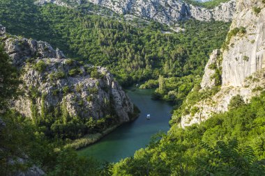 Kanyon cetina Nehri yakınında omis, Hırvatistan
