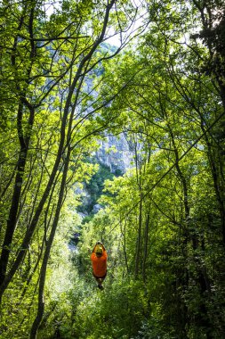 ZIP satırında Kanyon Cetina Nehri yakınında Omis, Hırvatistan