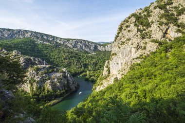 Kanyon cetina Nehri yakınında omis, Hırvatistan
