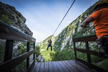 Omis, Hırvatistan - 31 Mayıs 2017: Zip satırında Kanyon Cetina Nehri yakınında Omis, Hırvatistan