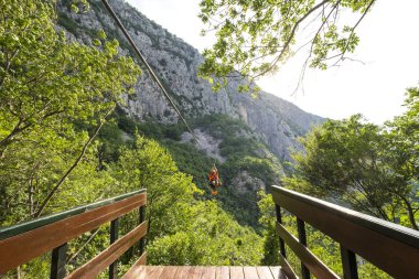 Omis, Hırvatistan - 31 Mayıs 2017: Zip satırında Kanyon Cetina Nehri yakınında Omis, Hırvatistan