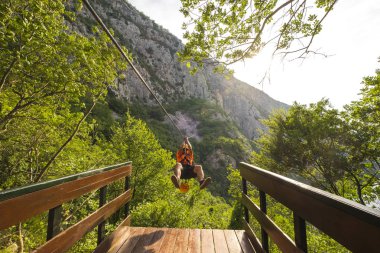 Omis, Hırvatistan - 31 Mayıs 2017: Zip satırında Kanyon Cetina Nehri yakınında Omis, Hırvatistan