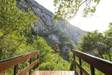 Omis, Hırvatistan - 31 Mayıs 2017: Zip satırında Kanyon Cetina Nehri yakınında Omis, Hırvatistan