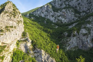 Omis, Hırvatistan - 31 Mayıs 2017: Zip satırında Kanyon Cetina Nehri yakınında Omis, Hırvatistan