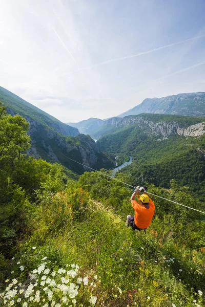 ZIP satırında Kanyon Cetina Nehri yakınında Omis, Hırvatistan