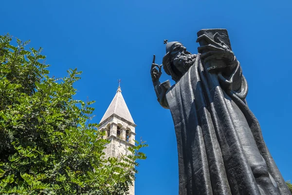 Gregory of Nin, statue of the cleric who fought for services an — Stock Photo, Image