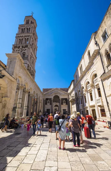 Split, Croácia. Palácio Diocleciano peristilo em frente à catedra — Fotografia de Stock