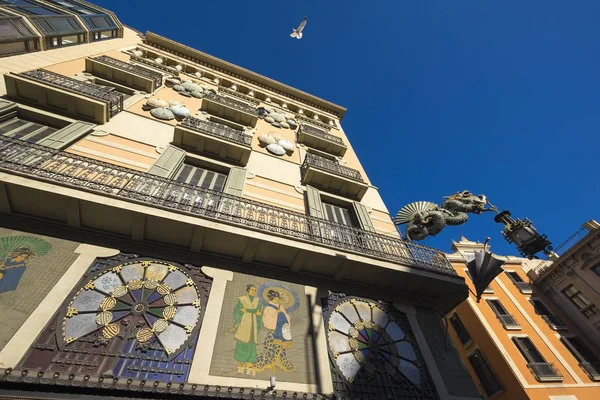 Kinesisk drake på fasaden av tidiga modernistiska byggnaden Casa Bruno ” — Stockfoto
