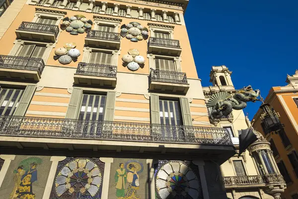 Dragón chino en la fachada del edificio modernista temprano "Casa Bruno — Foto de Stock