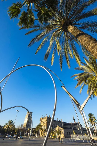"Ty" socha Andreu Alfaro v přístavu, Barcelona. Katalánsko, Španělsko — Stock fotografie