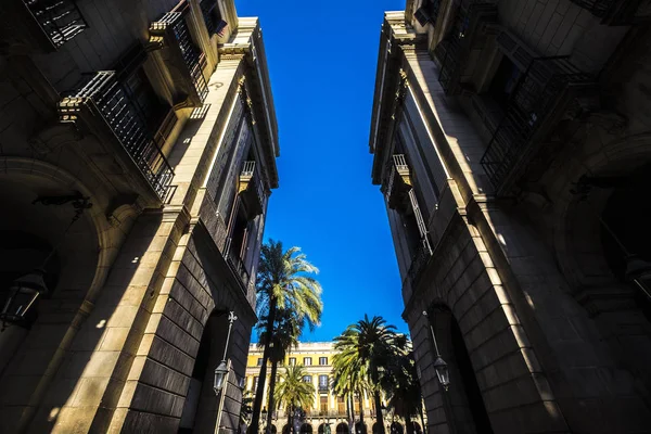 Huvudentrén till Plaza Real torg i Barcelona — Stockfoto