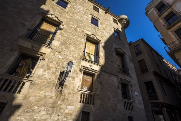 Turist på gotiska kvarteren i Barcelona — Stockfoto