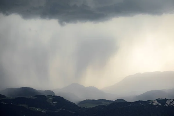 Pioggia nelle Alpi intorno a Salisburgo — Foto Stock