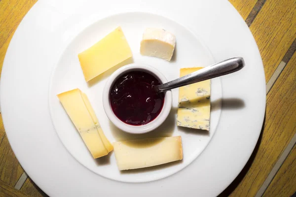 传统的法国甜点, 配有不同的奶酪 — 图库照片