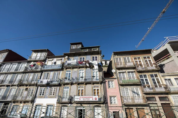 Życiu codziennym, przy głównej ulicy miasta Porto — Zdjęcie stockowe