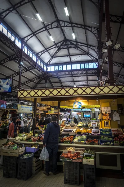 El techo de hierro y vidrio del mercado "" Les Halles "" en Narbona — Foto de Stock