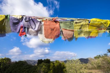 Dua bayrakları düşük açılı görünüş