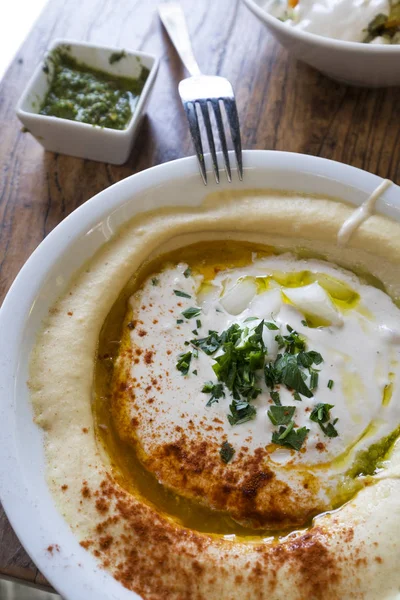 Berlin Almanya'da bir restoranda Humus