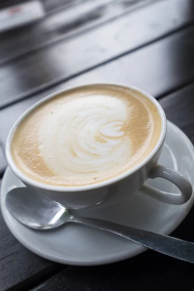 Xícara Cappuccino Decorado Uma Mesa Preta — Fotografia de Stock