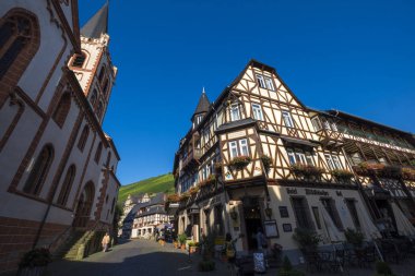 Bacharach, Almanya - 12 Ağustos 2017: Bacharach eski şehir, yarı ahşap binalar, Unesco Dünya Mirası, Mittelrheintal Vadisi, Rhineland-Palatinate, Almanya, Europe