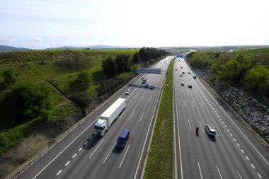 Mollet del Valles, Catalonia / İspanya - 5 Nisan 2018: trafik Ap7 yolu Katalonya başkentinin Barcelona içinde