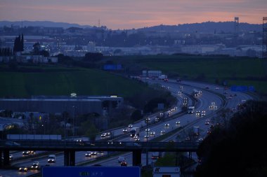 Mollet del Valles, Catalonia / İspanya - 5 Nisan 2018: trafik Ap7 yolu Katalonya başkentinin Barcelona içinde