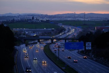 Mollet del Valles, Catalonia / İspanya - 5 Nisan 2018: trafik Ap7 yolu Katalonya başkentinin Barcelona içinde