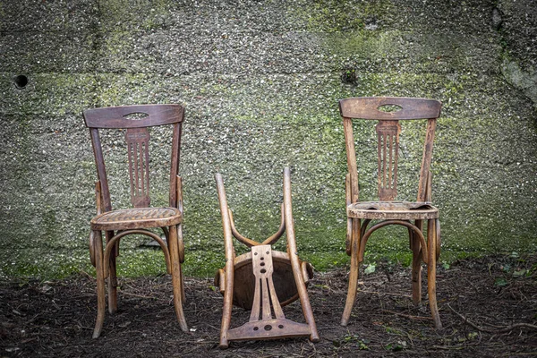 Oude Houten Stoelen Met Een Verlaten Betonnen Muur — Stockfoto