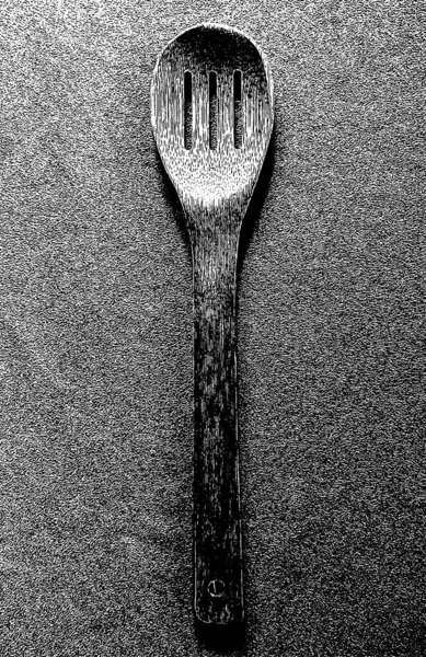 在一个家庭厨房里 用一组木制勺子在粗糙的木制勺子上做着高对比度的黑白插图 — 图库照片