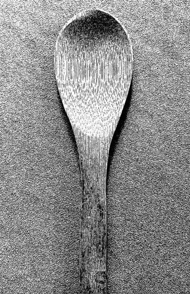 在一个家庭厨房里 用一组木制勺子在粗糙的木制勺子上做着高对比度的黑白插图 — 图库照片