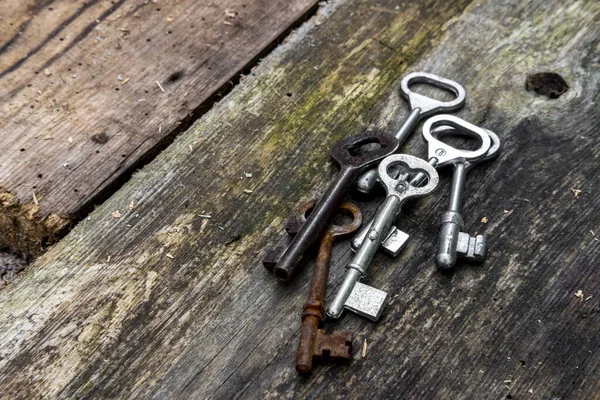 Oude Sleutels Van Verschillende Afmetingen Rustieke Verweerde Houten Planken — Stockfoto