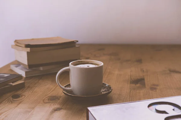 Xícara Branca Com Café Cappuccino Uma Pequena Torre Livros Uma — Fotografia de Stock