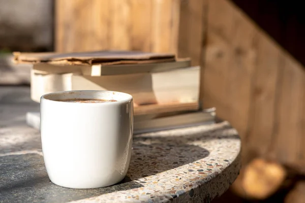 Xícara Branca Com Café Cappuccino Livros Uma Mesa Velha Com — Fotografia de Stock