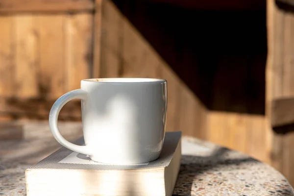 Tasse Blanche Avec Café Cappuccino Livres Sur Une Vieille Table — Photo
