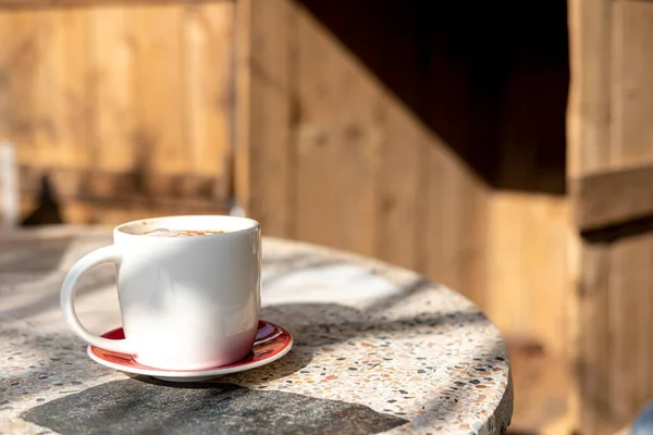 Biały Kubek Kawą Cappuccino Zabytkowym Stole Tłem Starych Lasów Rustykalnych — Zdjęcie stockowe