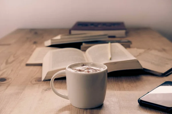 Xícara Branca Com Café Cappuccino Acompanhada Por Uma Série Livros — Fotografia de Stock