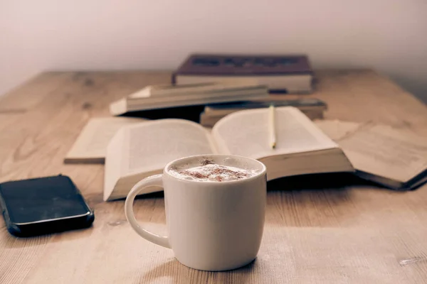 Xícara Branca Com Café Cappuccino Acompanhada Por Uma Série Livros — Fotografia de Stock