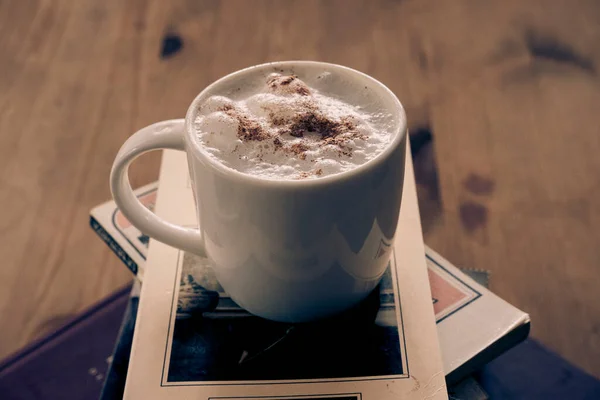 Biały Kubek Kawą Cappuccino Szczycie Małej Wieży Składającej Się Książek — Zdjęcie stockowe