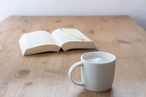 Xícara Com Café Livro Uma Mesa Madeira Rústica — Fotografia de Stock