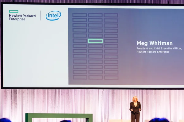 El presidente y director ejecutivo de HPE, Meg Whitman, pronuncia un discurso —  Fotos de Stock