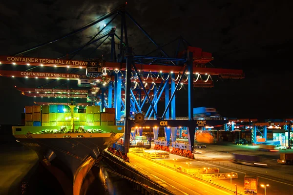 Gran buque portacontenedores en el Container Terminal Altenwerder de Hamburgo por la noche — Foto de Stock