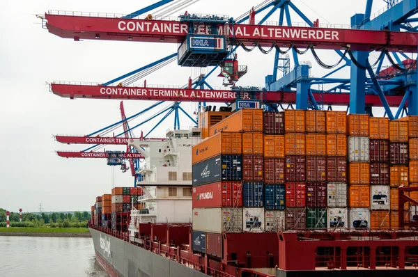 Großes Containerschiff am Containerterminal altenwerder in hamburg — Stockfoto