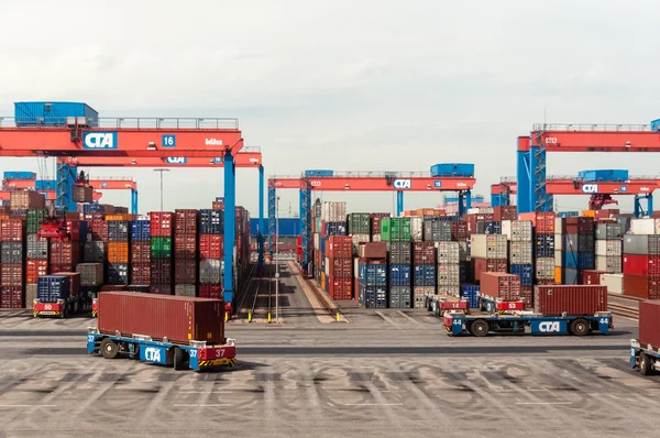 Autonomiczna jazda okrakiem przewoźnika porcję kontenerów w Altenwerder Terminal kontenerowy w Hamburgu — Zdjęcie stockowe