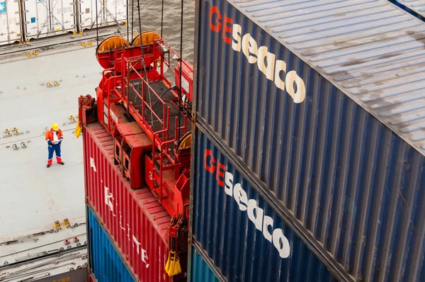 Trabajador supervisando la carga de contenedores en el muelle — Foto de Stock