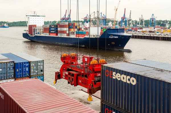 Großes Containerschiff am Containerterminal altenwerder in hamburg — Stockfoto