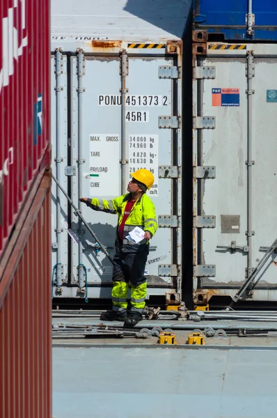 Trabajador supervisando la carga de contenedores en el muelle — Foto de Stock