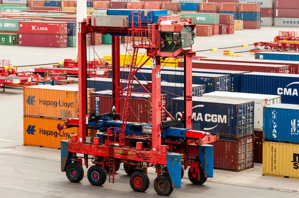 Grenslar carrier väntar på att plocka upp behållare vid Buchardkai Container Terminal i Hamburg — Stockfoto