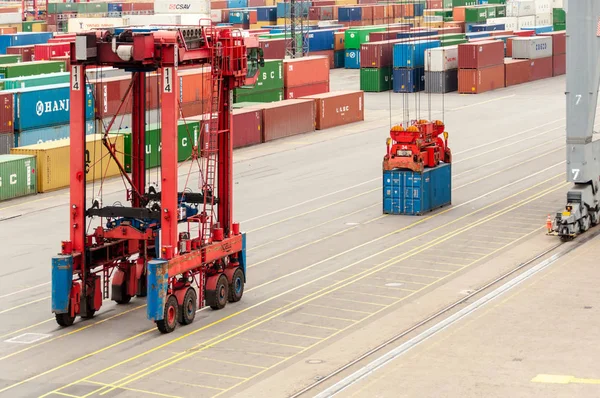 Grenslar carrier servering behållare vid Buchardkai Container Terminal i Hamburg — Stockfoto
