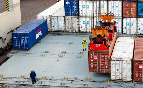Arbeiter beaufsichtigen das Hochladen von Containern auf dem Dock — Stockfoto