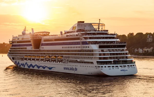 Cruiseschip AIDAluna is het verlaten van Hamburg — Stockfoto